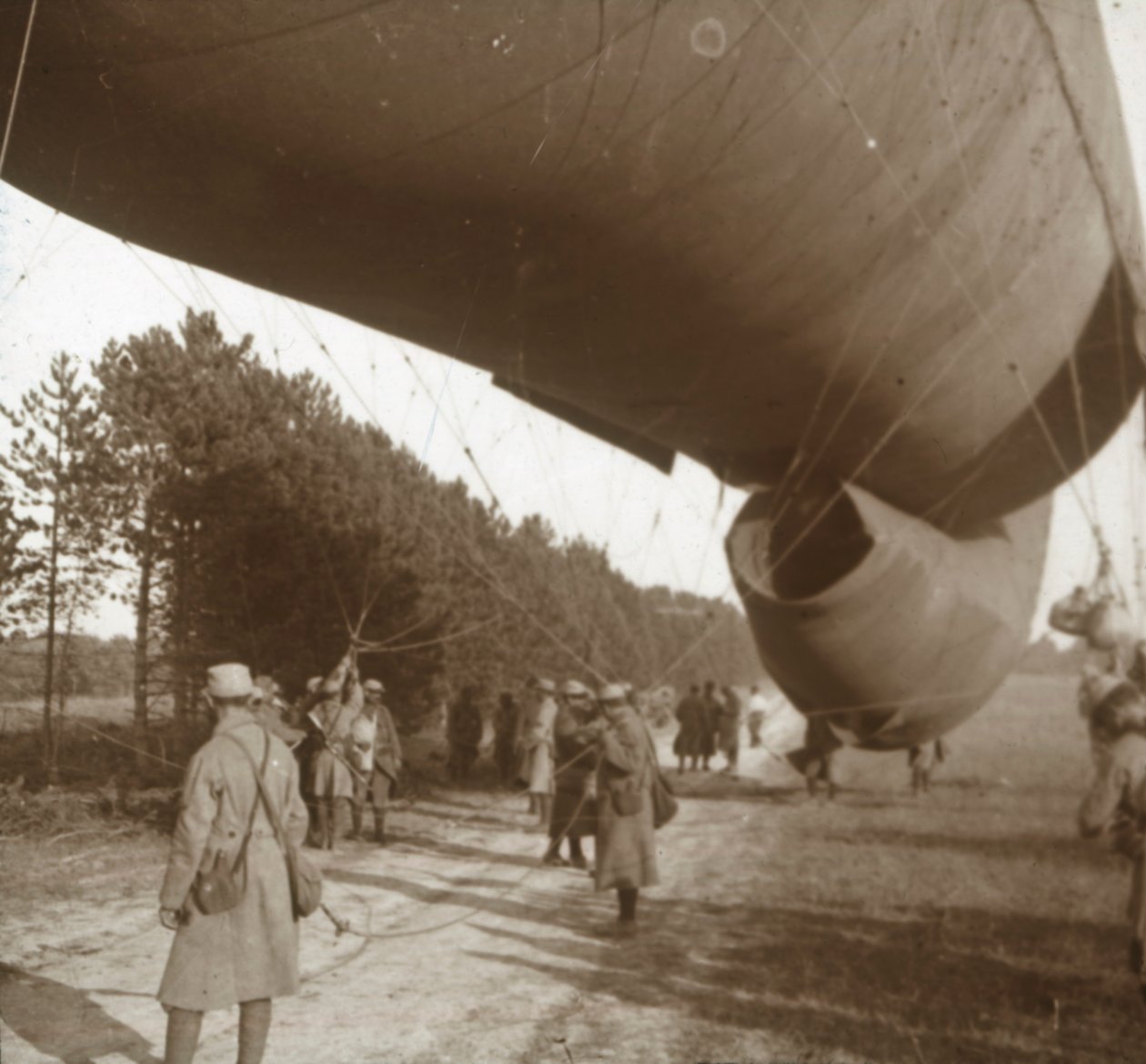 Podnoszenie balonu obserwacyjnego, Somme, północna Francja, 1916 autorstwa Unbekannt