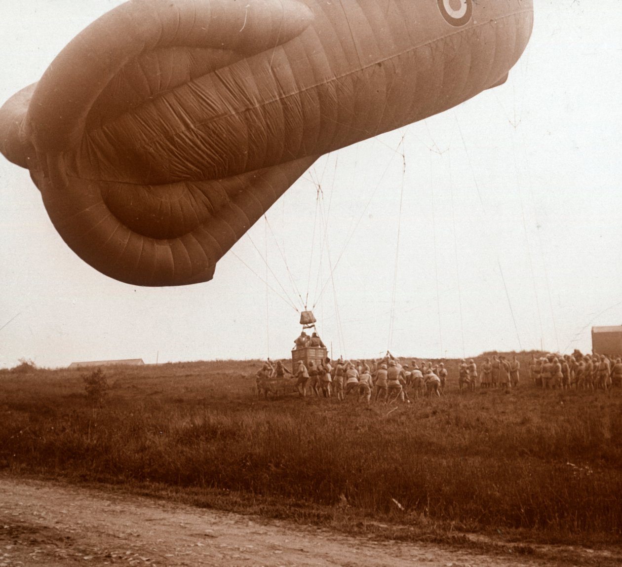 Podnoszenie balonu zaporowego z koszem do obserwacji, c1914-c1918 autorstwa Unbekannt