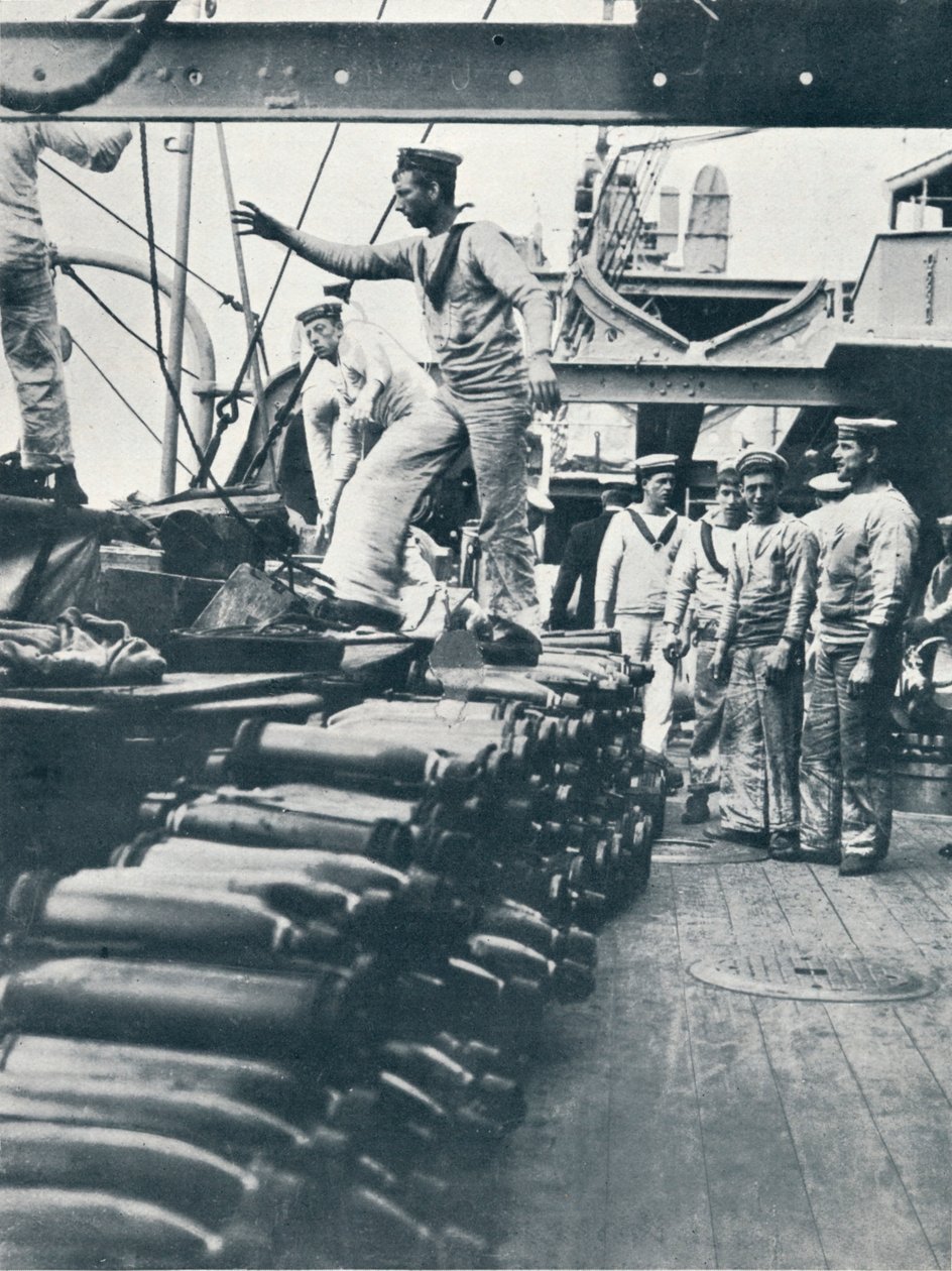 Odbiór pocisków do dział marynarki wojennej na pokładzie pancernika, c1914 autorstwa Unbekannt