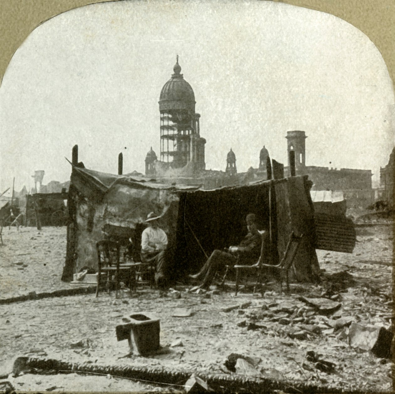 Obóz dla uchodźców wykonany ze skrawków blachy falistej zebranych z ruin, 1906 r. autorstwa Unbekannt