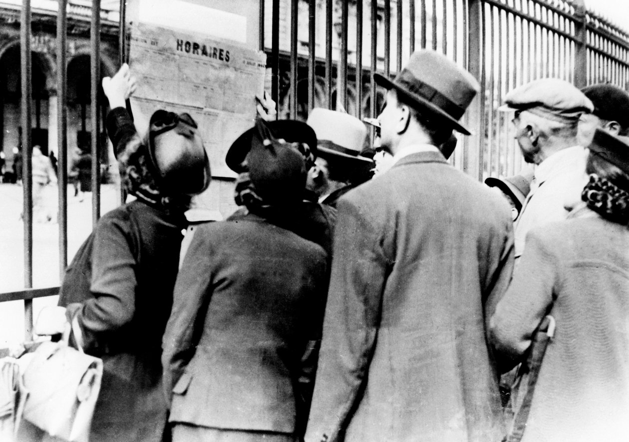 Uchodźcy studiujący rozkład jazdy pociągów, Gare de lEst, Paryż, lipiec 1940 autorstwa Unbekannt