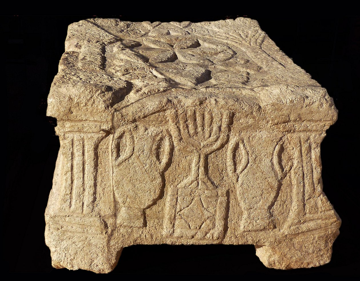 Relief przedstawiający Siedmioramienną Menorę, Synagoga Magdali (kamień) autorstwa Unbekannt