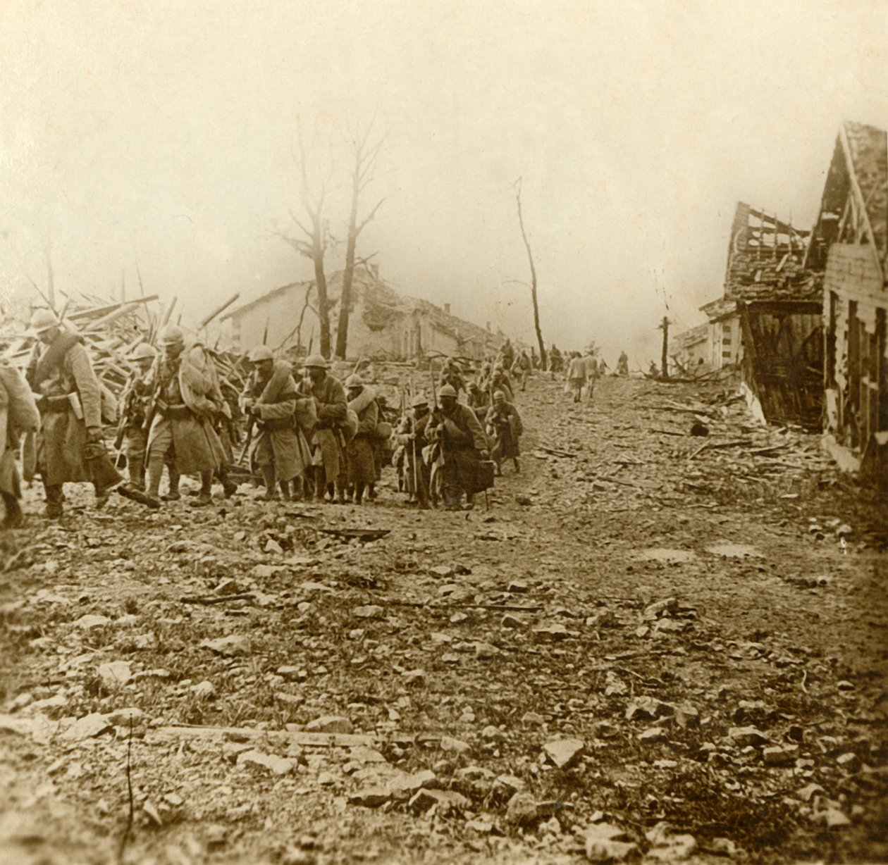 Piechota odsieczowa w ataku na Douaumont, północna Francja, 1916 autorstwa Unbekannt