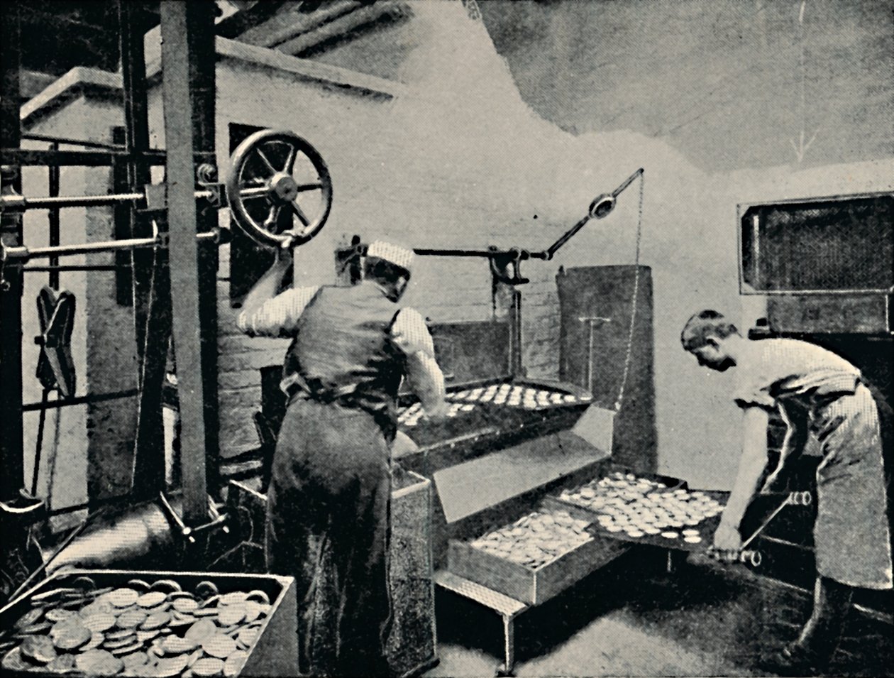 Wyjmowanie ciastek z piekarnika, c1917 autorstwa Unbekannt