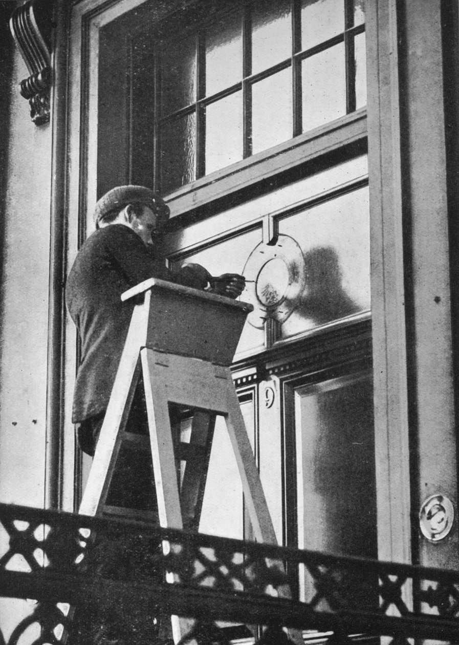 Usuwanie emblematów niemieckich z ambasady niemieckiej, Carlton House Terrace, Londyn, 1914 autorstwa Unbekannt