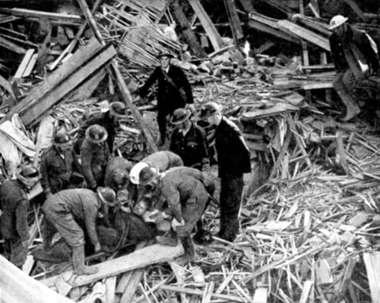Ratownicy wypuszczający mężczyznę z budynku zniszczonego bombą, II wojna światowa, 1940 autorstwa Unbekannt