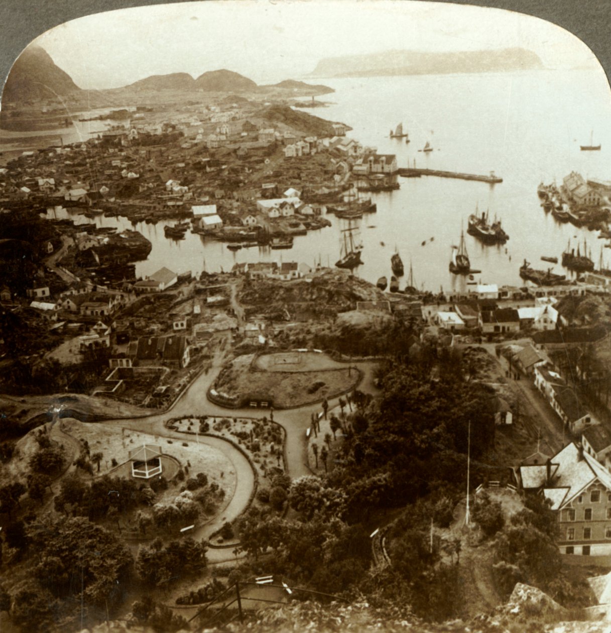 Odbudowa spalonego miasta - Aalesund, portu na wyspie i ważnego targu rybnego dorsza, Norwegia, ok. 1905 r. autorstwa Unbekannt