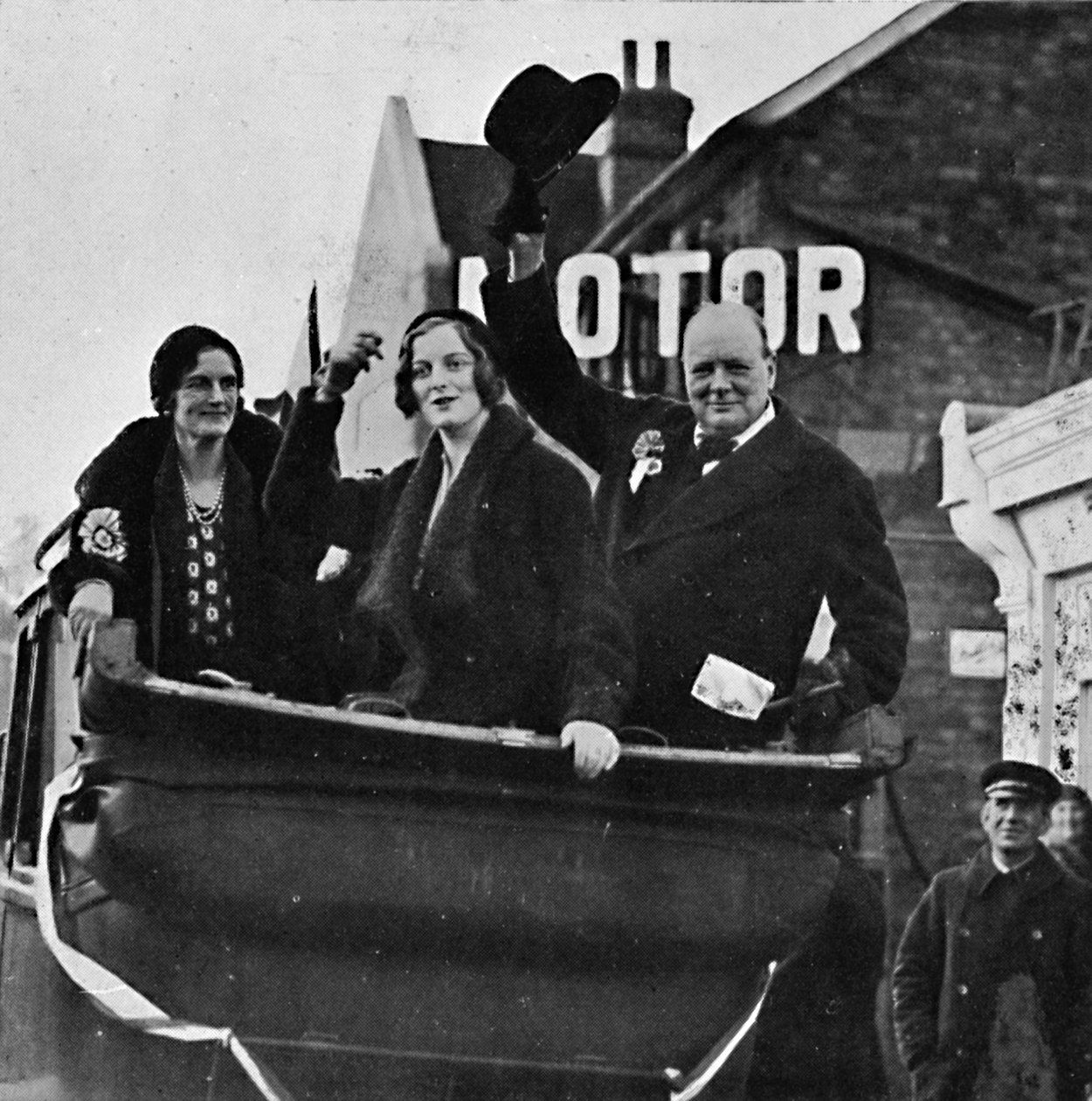 Wróciła po Epping, pani Churchill i córka Diana dzielą szczęście i zwycięstwo, 1931, 1945. autorstwa Unbekannt