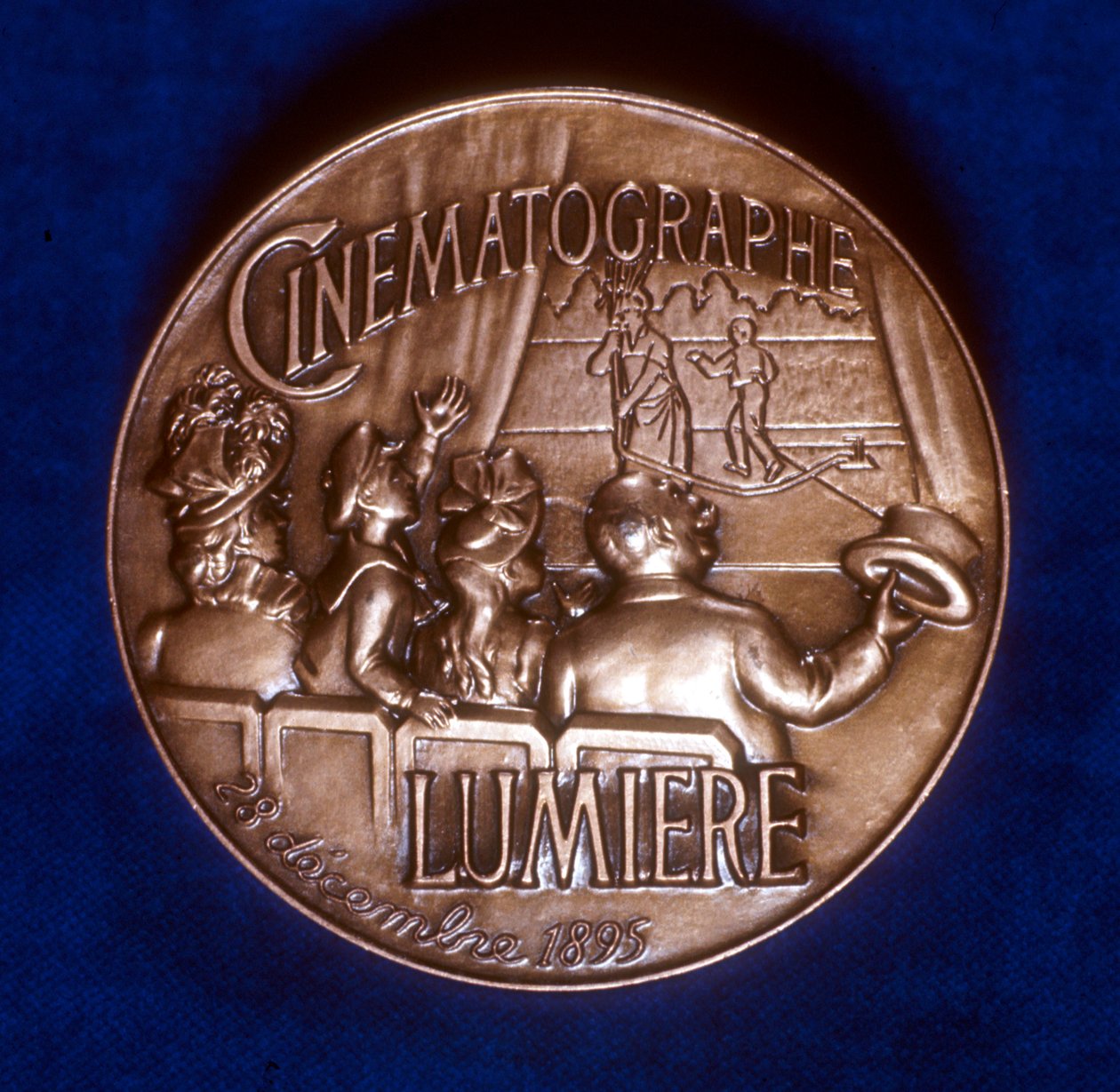 Rewers medalu upamiętniającego 50-lecie kinematografii braci Lumiere, 1945 autorstwa Unbekannt