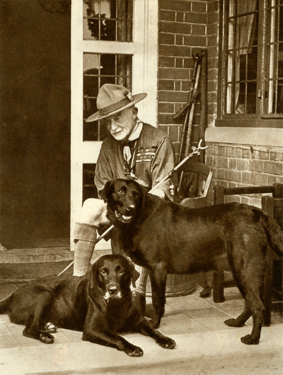 Robert Baden-Powell w domu ze swoimi psami, ok. 1929, 1935. autorstwa Unbekannt