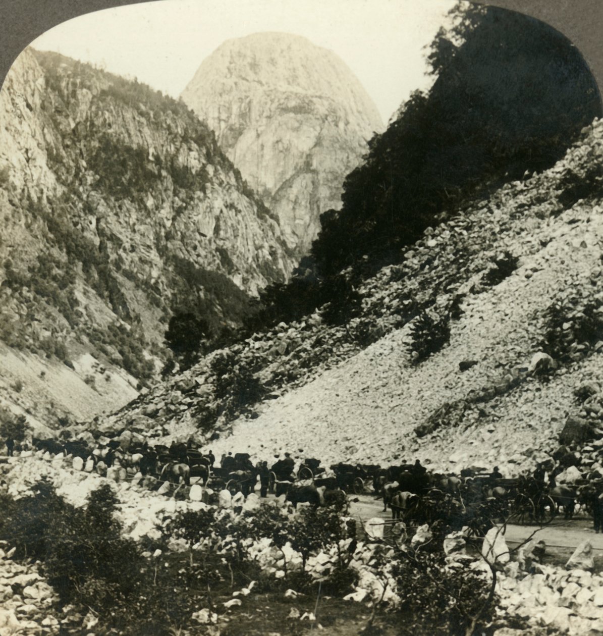 Rocky Jordalsnut 3620 stóp od drogi wypełnionej wózkami turystycznymi, Norwegia, ok. 1905 r. autorstwa Unbekannt