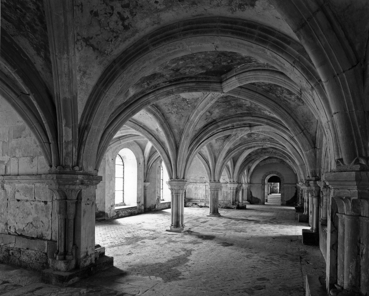 Architektura romańska: widok kapituły opactwa cysterskiego Fontenay założonego w 1118 r. (Cote d