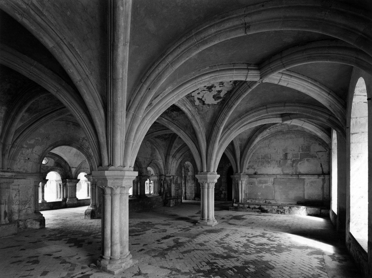Architektura romańska: widok kapituły opactwa cystersów w Fontenay założonego w 1118 r. (Cote d