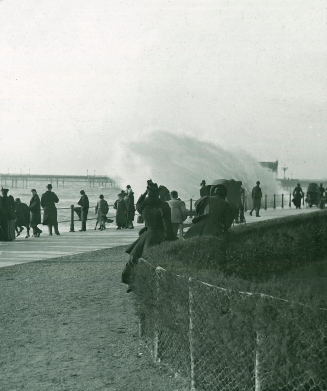 Wzburzone morze nad promenadą w Hastings, Sussex, koniec XIX i początek XX wieku. autorstwa Unbekannt