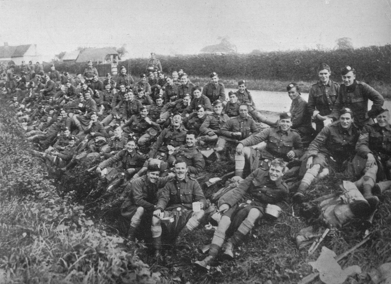 Rekruci Korpusu Medycznego Armii Królewskiej jedzą posiłek na świeżym powietrzu, 1915 autorstwa Unbekannt