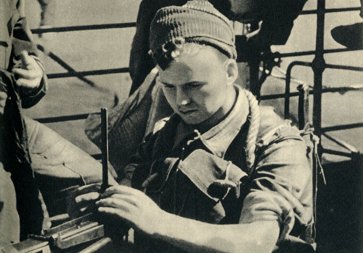 Royal Marine sprawdzający swój karabin maszynowy, II wojna światowa, c1939-c1943 1944. autorstwa Unbekannt