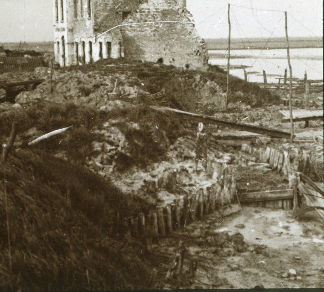 Zrujnowany budynek i okopy wzdłuż wybrzeża, c1914-c1918 autorstwa Unbekannt