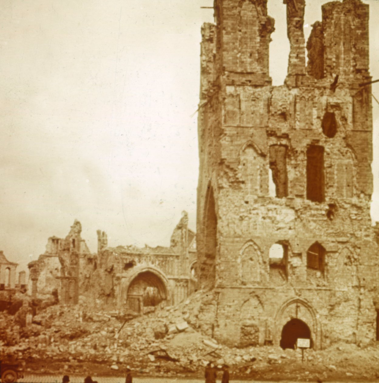 Zrujnowana katedra, Ypres, Flandria, Belgia, c1914-c1918 autorstwa Unbekannt