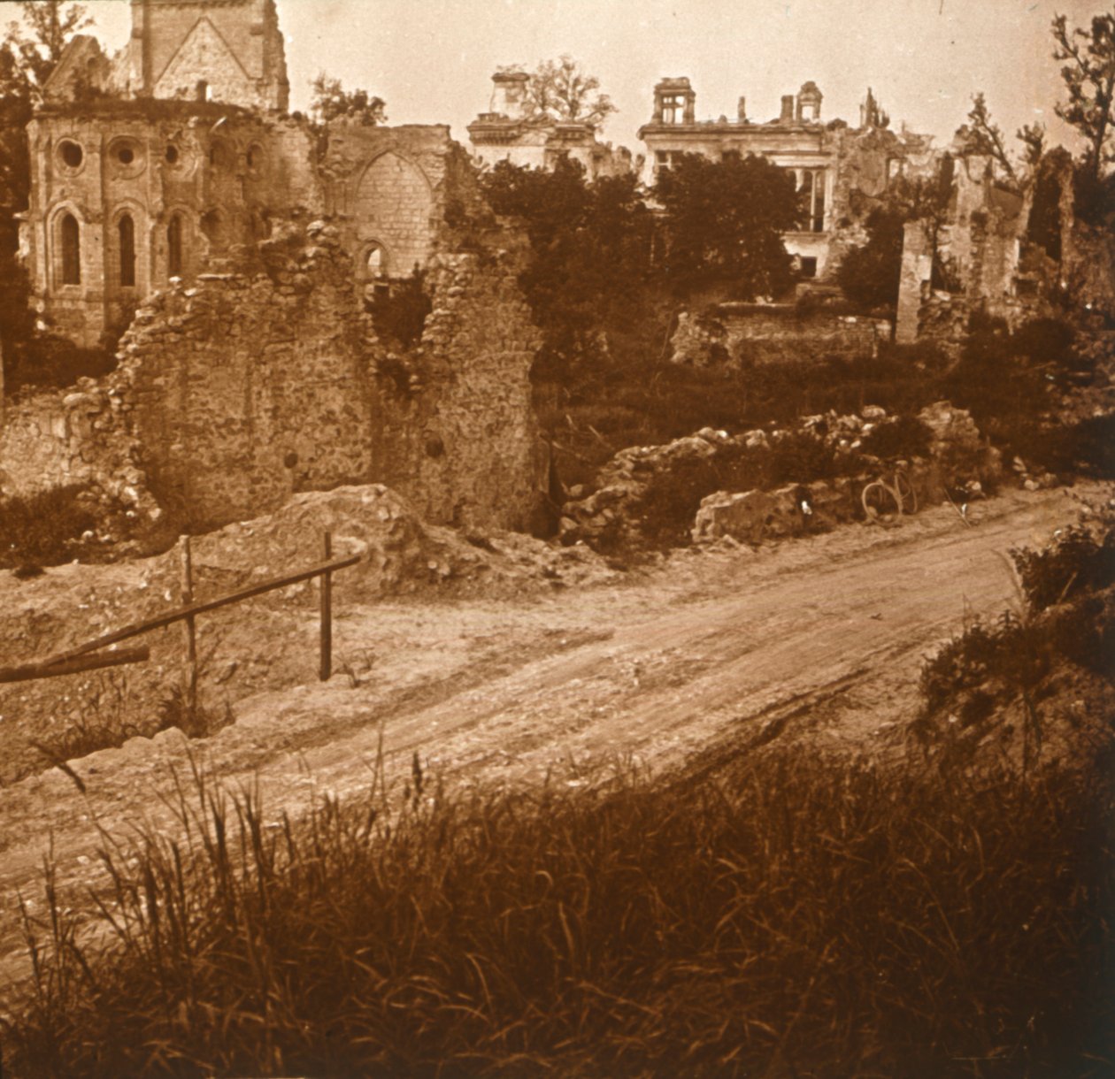 Zrujnowany kościół i zamek, Francja, c1914-c1918 autorstwa Unbekannt