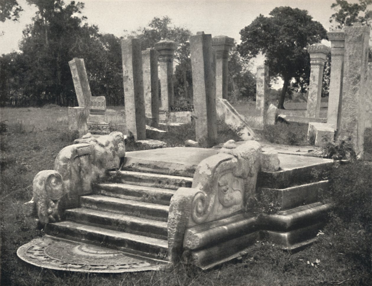 Ruiny sali kolumnowej, przed nią schody z kamieniem księżycowym patrz ilustracja 79, Anuradhapura, 1926 autorstwa Unbekannt