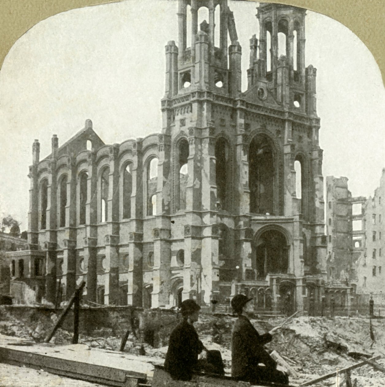 Ruiny żydowskiej synagogi przy Sutter St. przetrwały wielkie trzęsienia ziemi w latach 1865 i 1868, 1906. autorstwa Unbekannt