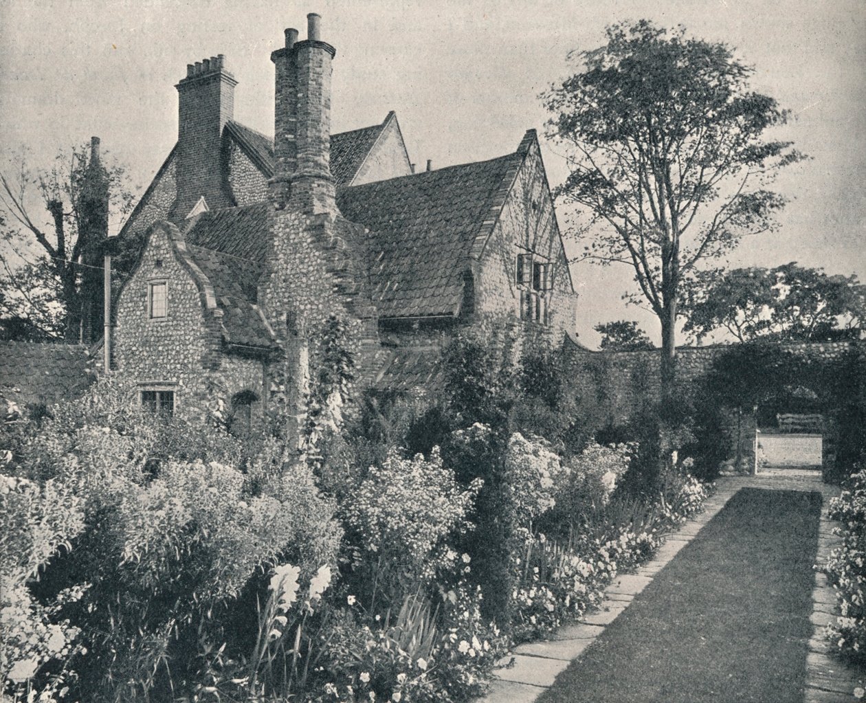 Runton Old Hall, Norfolk, widok z północnego zachodu, ok. 1909 r. autorstwa Unbekannt