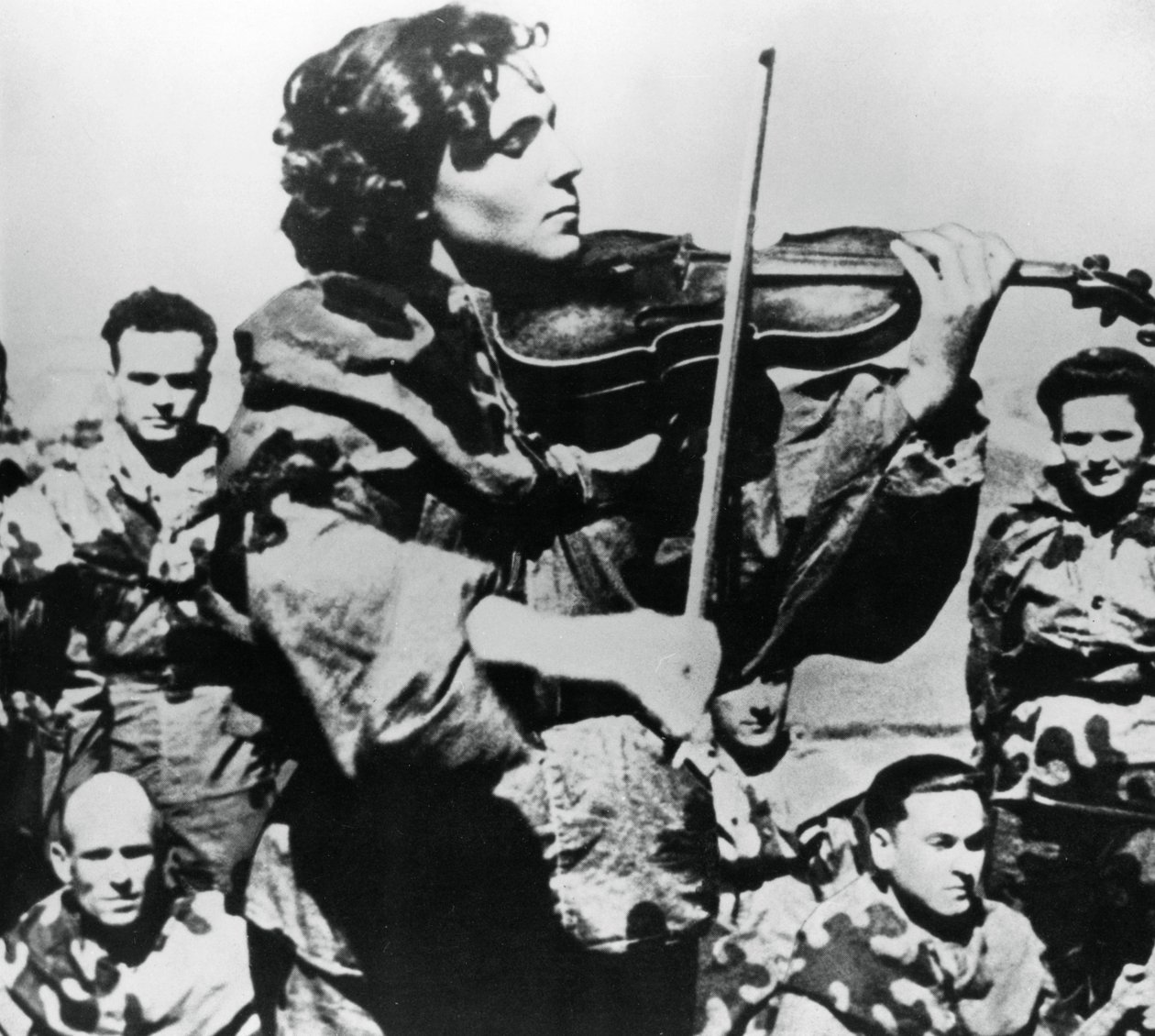 Pielęgniarka armii rosyjskiej grająca na skrzypcach, front wschodni, 1944 autorstwa Unbekannt
