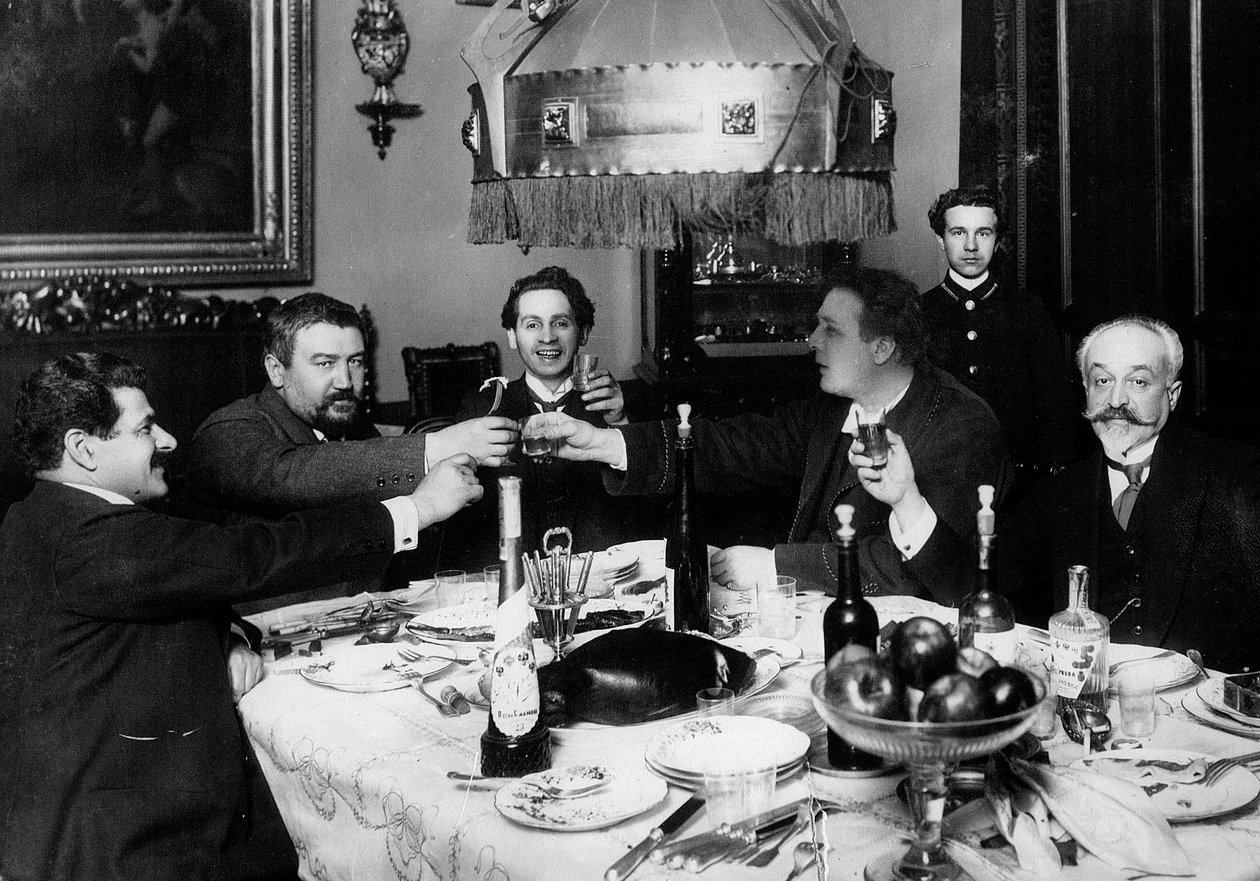 Rosyjski pisarz Aleksander Kuprin z przyjaciółmi w Paryżu, lata 30. XX wieku. autorstwa Unbekannt