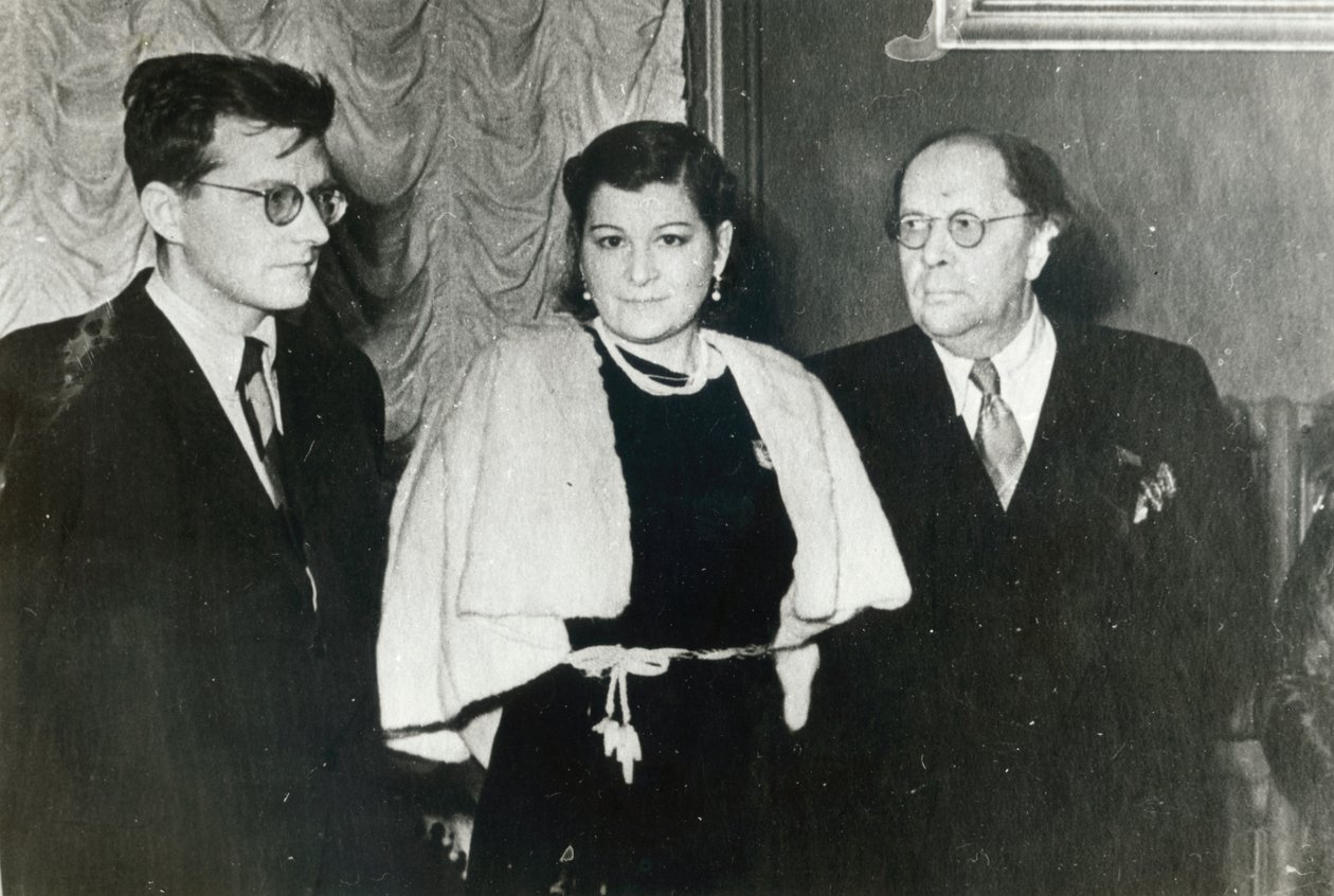 Rosyjski kompozytor Dymitr Szostakowicz, piosenkarka Maria Maksakowa i pisarz Aleksiej Tołstoj, 1943 autorstwa Unbekannt