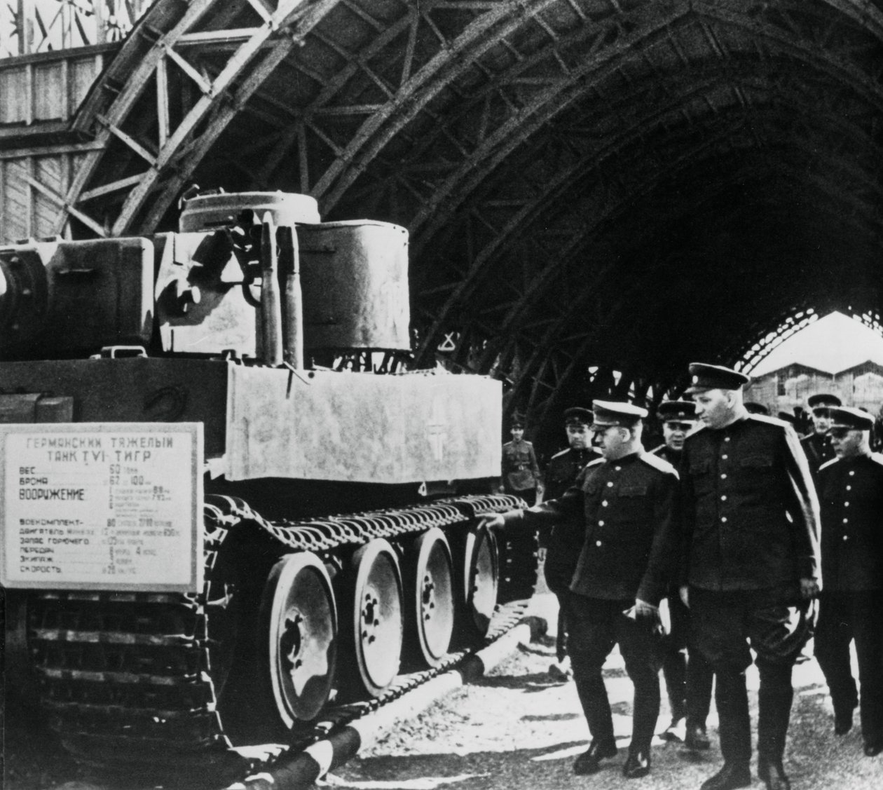 Rosyjscy generałowie kontrolujący ekspozycję zdobytego niemieckiego uzbrojenia, Rosja, 1943 autorstwa Unbekannt