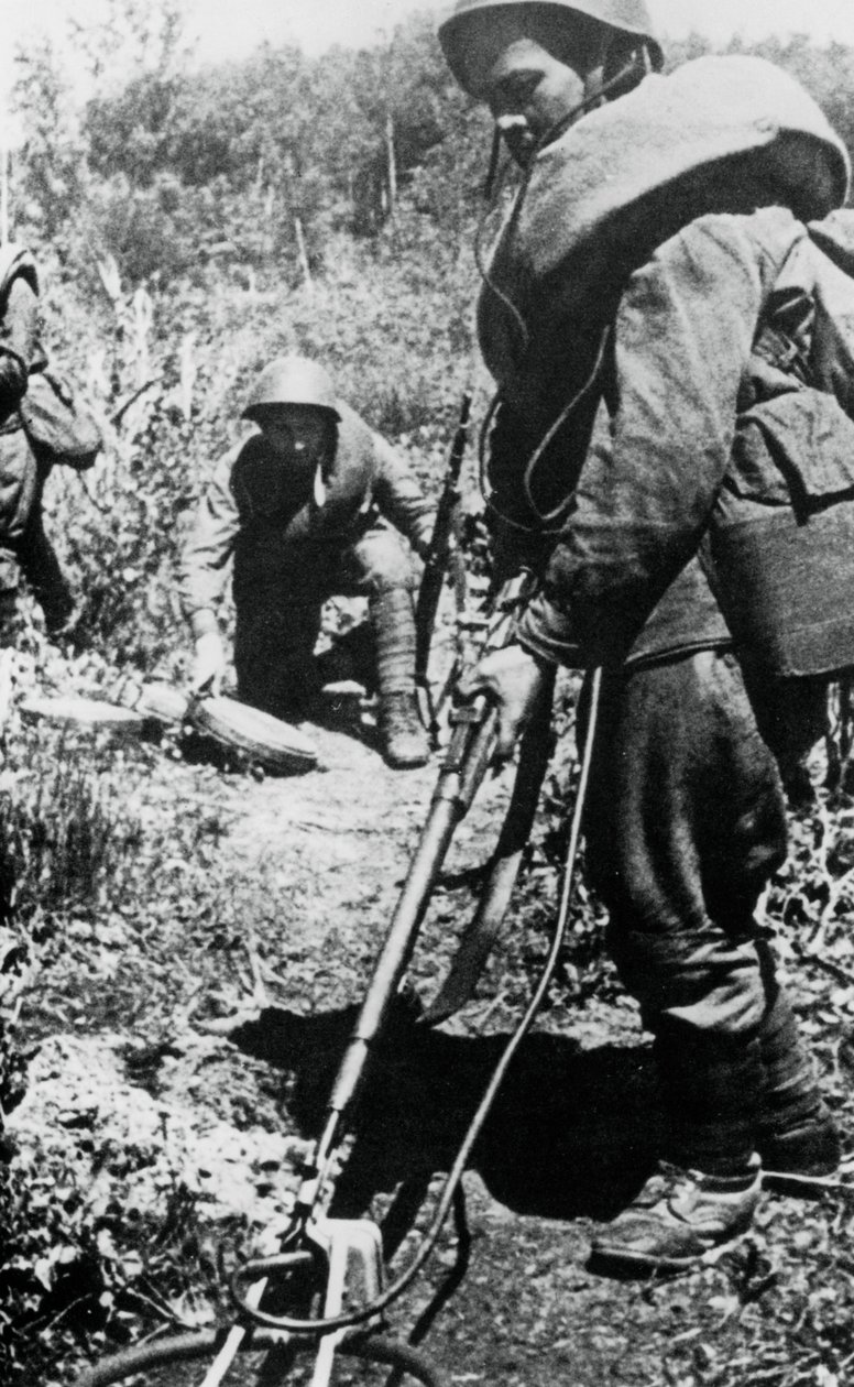 Rosyjscy żołnierze oczyszczają miny, na zachód od Mińska, 1944 autorstwa Unbekannt