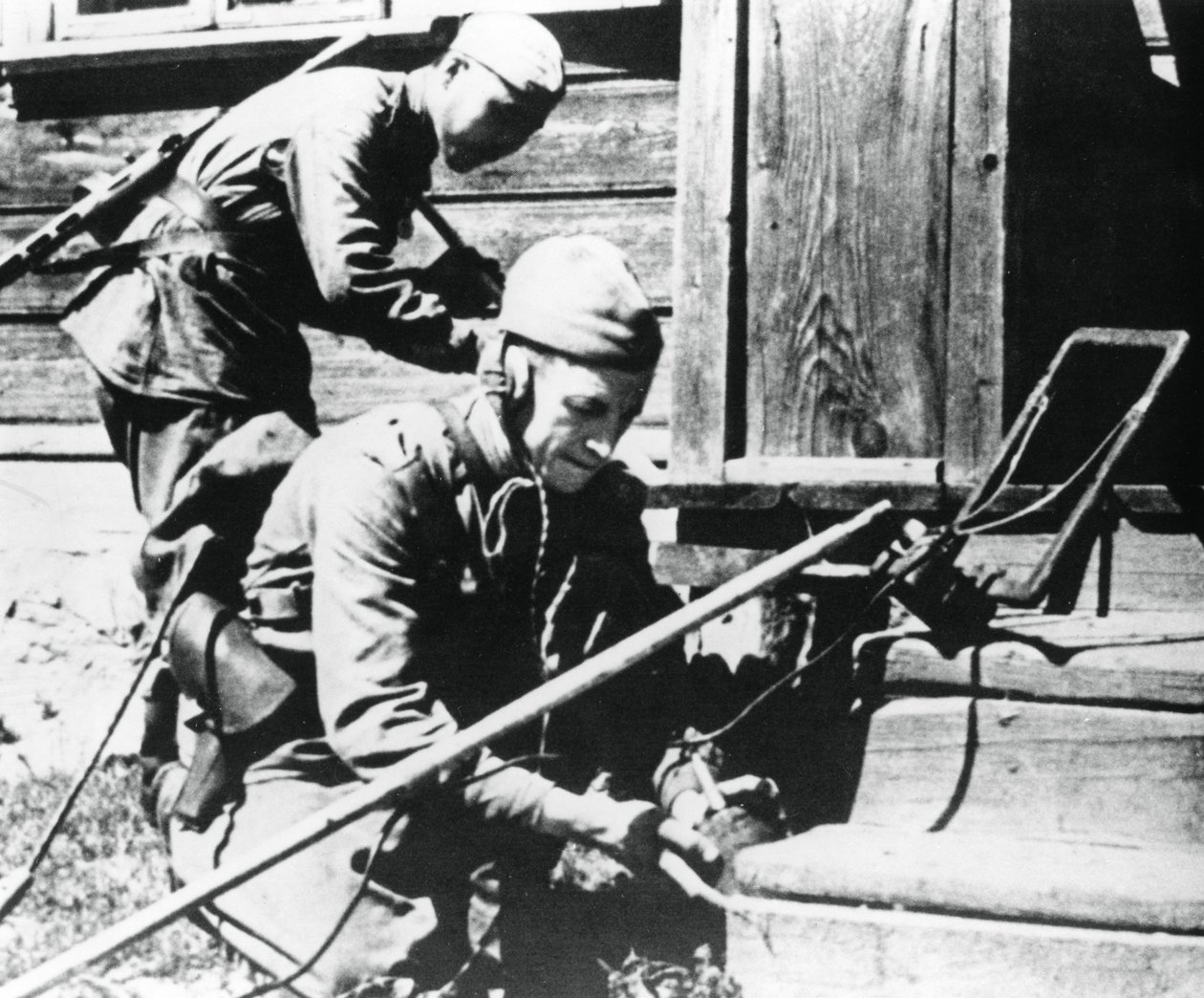 Rosyjscy żołnierze z wykrywaczami min oczyszczają dom z miną-pułapką, front wschodni, 1944 autorstwa Unbekannt