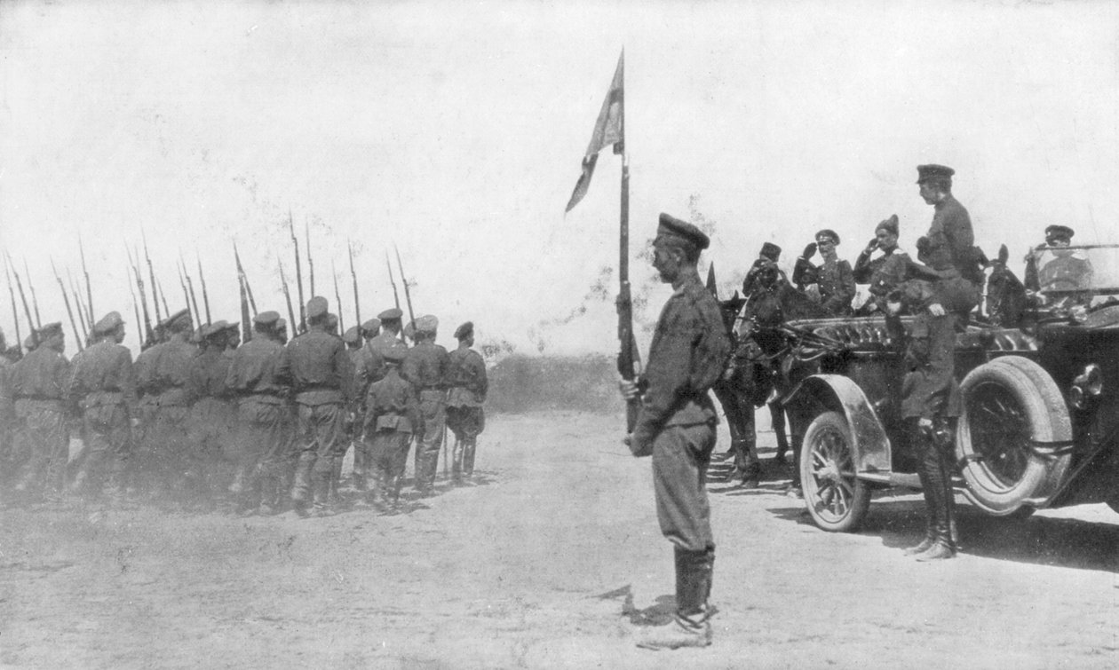 Wojska rosyjskie paradujące przed Aleksandrem Kiereńskim, I wojna światowa, lipiec 1917 autorstwa Unbekannt