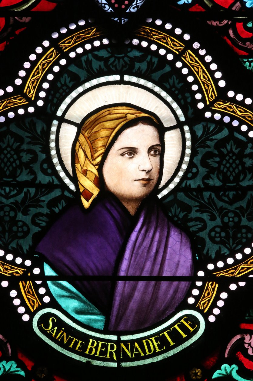 Kościół Najświętszego Serca. Witraż. Ste Bernadette Soubirous znana jest z objawień maryjnych, 20160604, Moulins, Francja autorstwa Unbekannt
