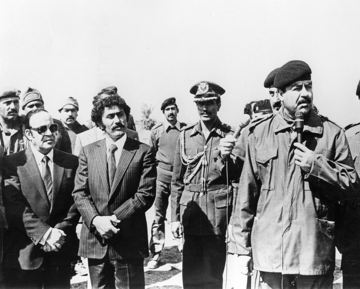 Saddam Husajn wygłasza przemówienie, Irak, 1986 r. autorstwa Unbekannt