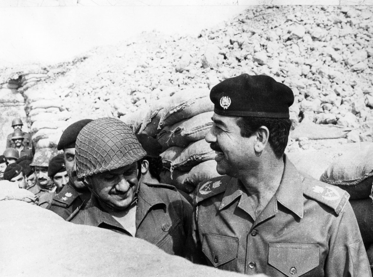 Saddam Husajn podczas inspekcji frontu Basra, Irak, 1986 r. autorstwa Unbekannt