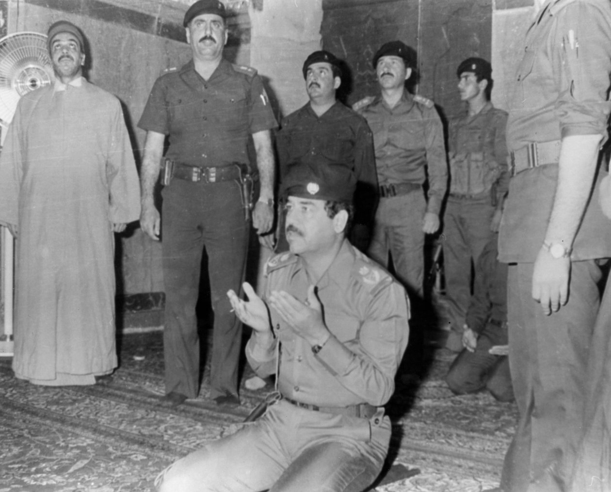 Modlitwa Saddama Husajna, Karbala, Irak, 1985 autorstwa Unbekannt