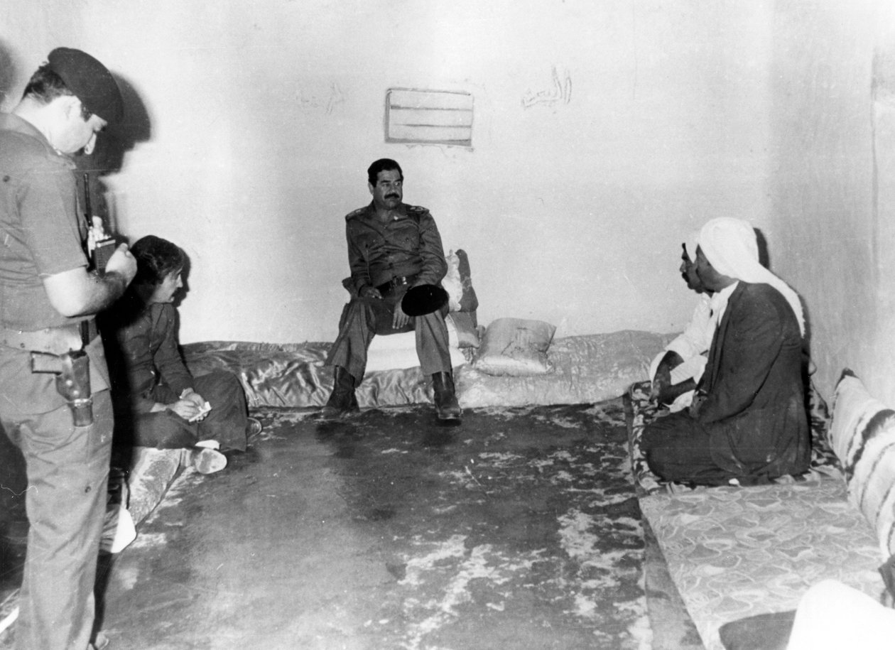 Saddam Husajn z wizytą u chłopa w Basrze w Iraku, 1987 r. autorstwa Unbekannt