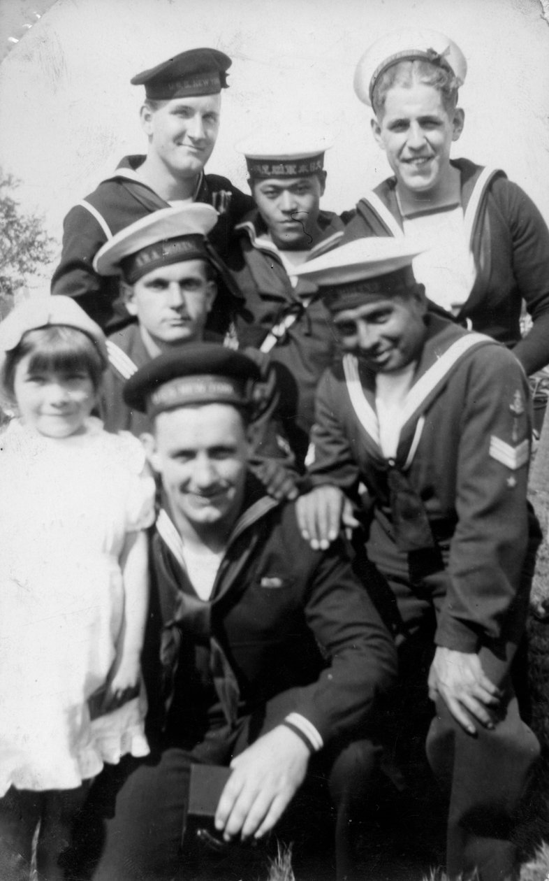 Marynarze z sześciu różnych krajów podczas przeglądu koronacyjnego, Southsea, Hampshire, 1937 autorstwa Unbekannt