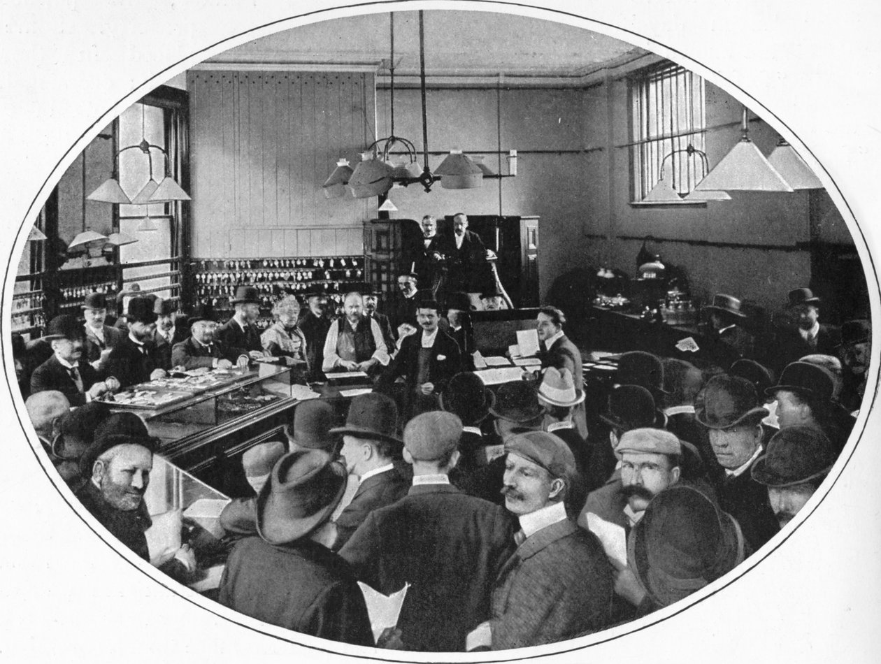 Sprzedaż niewykupionych towarów w salach aukcyjnych Debenham, Storr and Sons, Londyn, ok. 1903 r. 1903 autorstwa Unbekannt