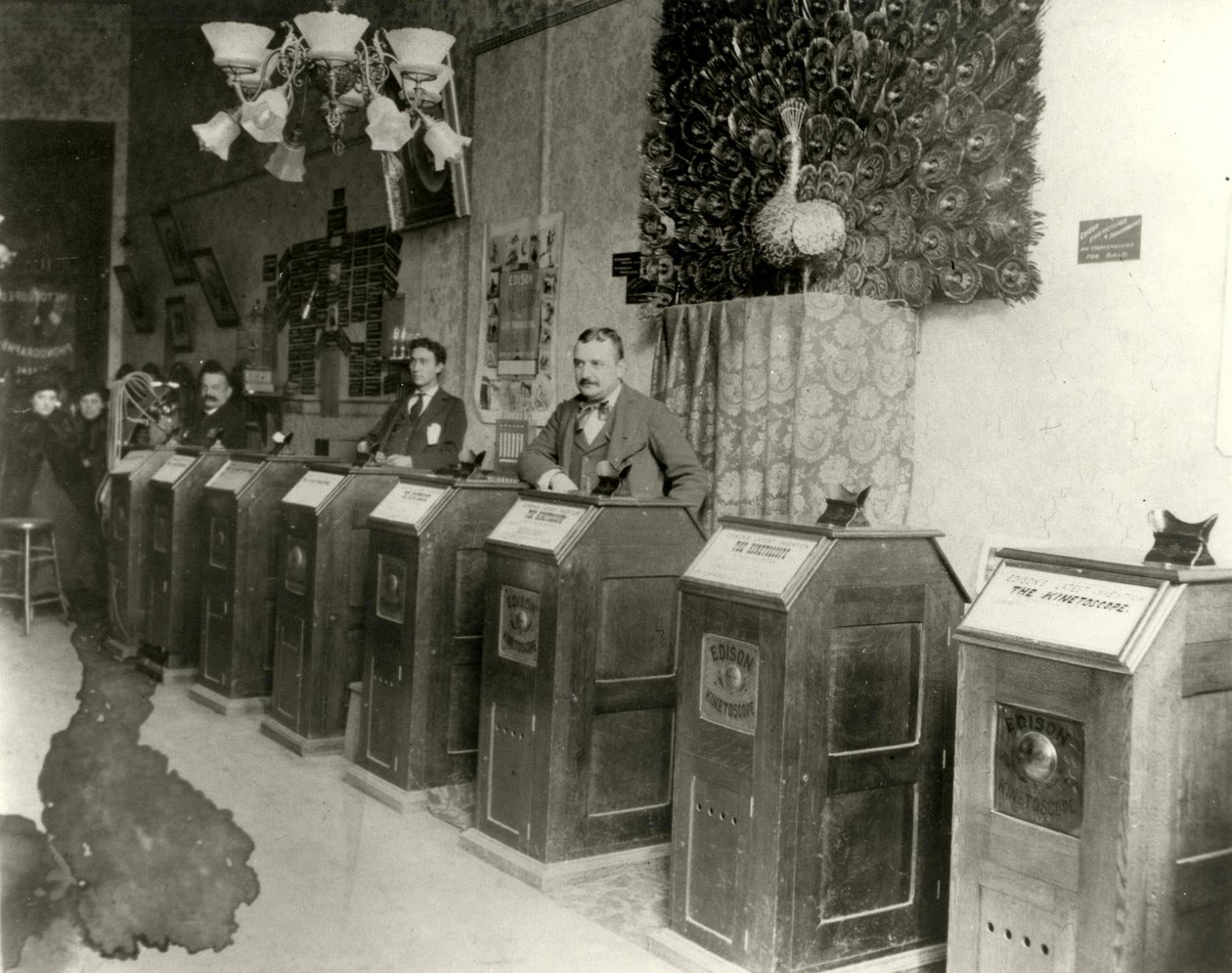 Salon San Francisco z kinetoskopami, 1894-1895 autorstwa Unbekannt