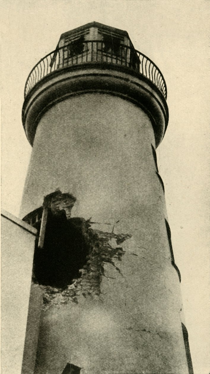 Latarnia morska Scarborough trafiona niemiecką bombą, I wojna światowa, grudzień 1914, ok. 1920. autorstwa Unbekannt