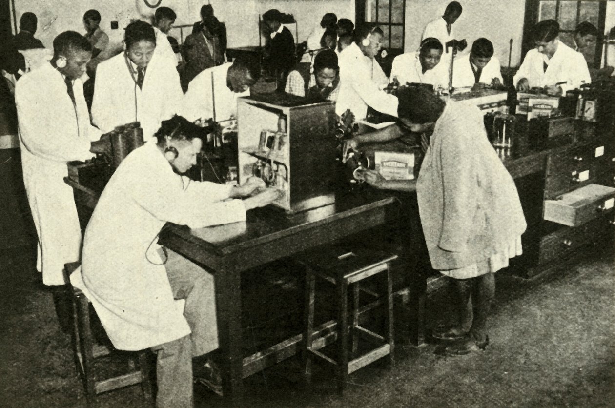 Sceny w rdzennej uczelni - studenci w laboratorium fizyki, ok. 1948 r. autorstwa Unbekannt
