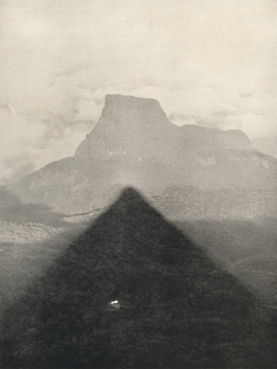 Shadow of Adamspike o wschodzie słońca, 1926 autorstwa Unbekannt