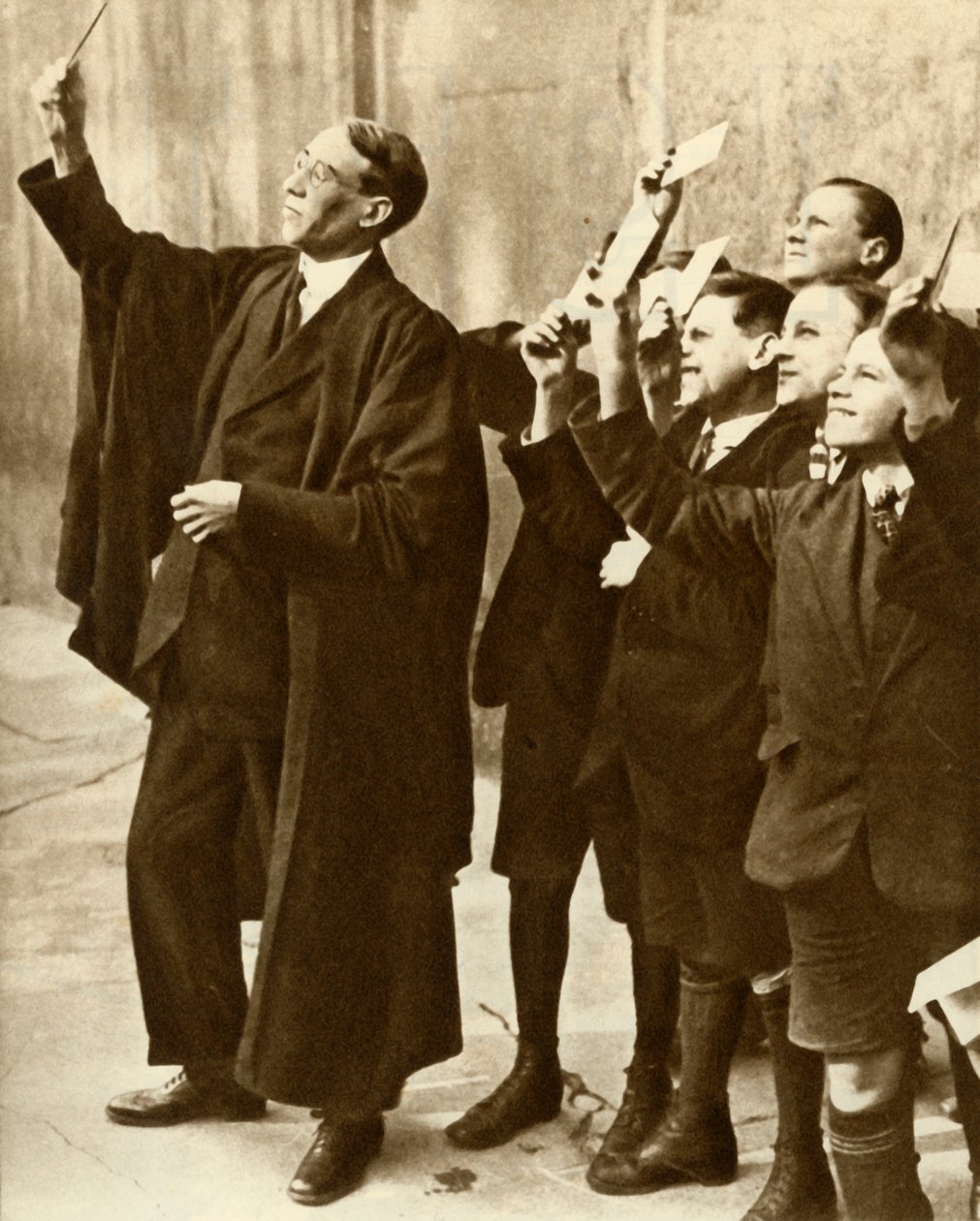 Uczniowie i nauczyciele obserwujący zaćmienie słońca, Wielka Brytania, 1921, 1935. autorstwa Unbekannt