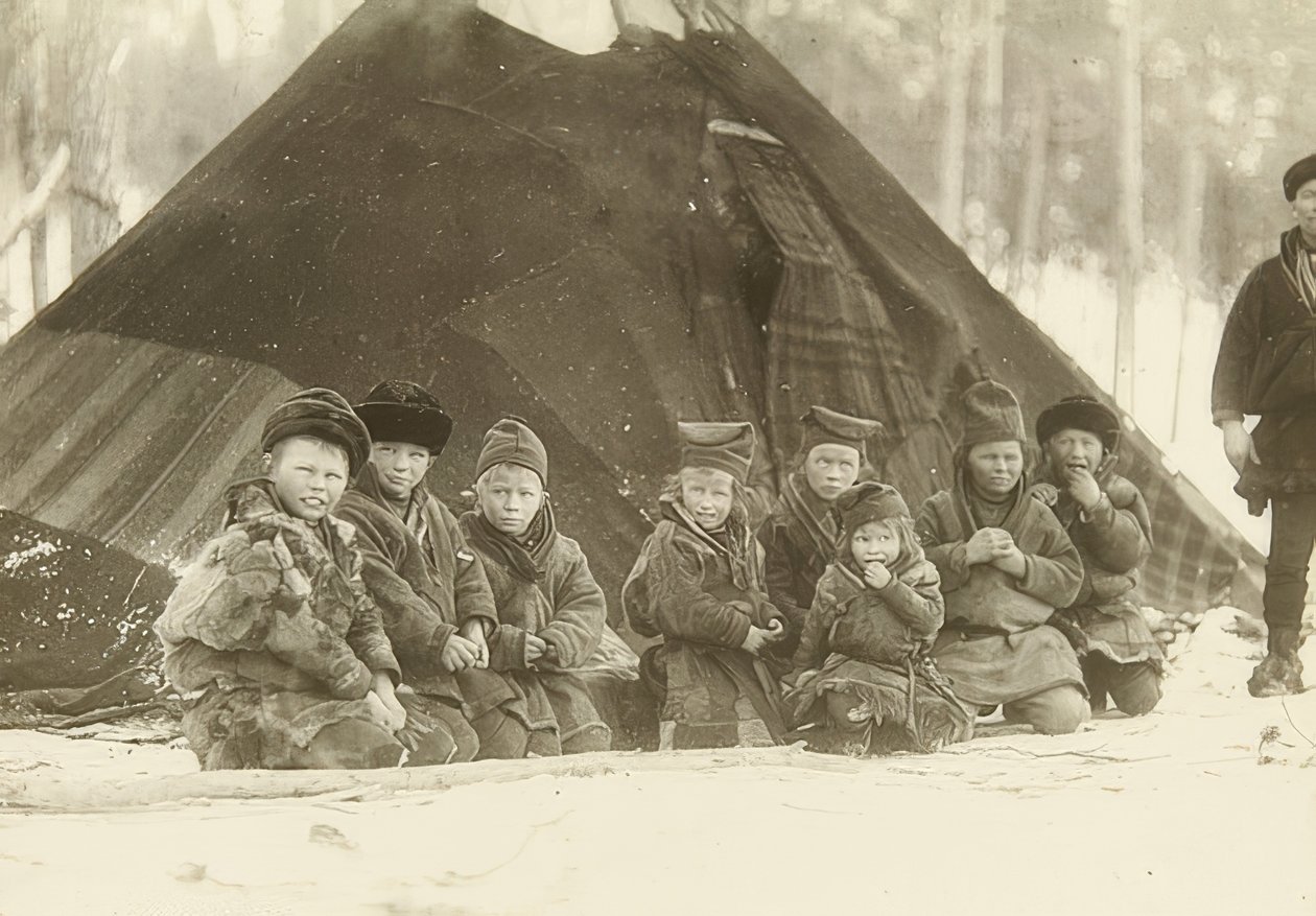 Szwecja. Lapońskie dzieci przed namiotem. Około 1900 r. autorstwa Unbekannt