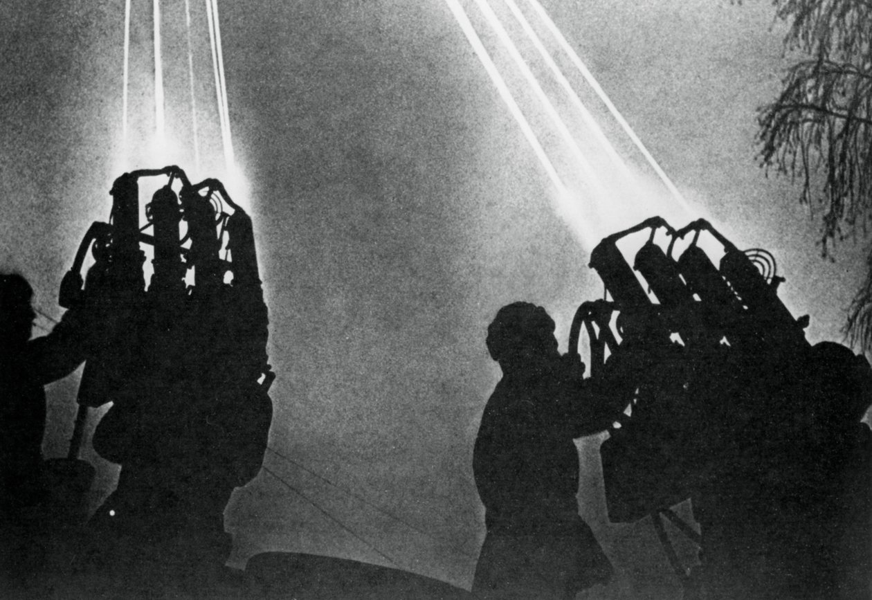 Operatorzy reflektorów przygotowujący się do nocnego nalotu bombowego, Moskwa, 1941 r autorstwa Unbekannt