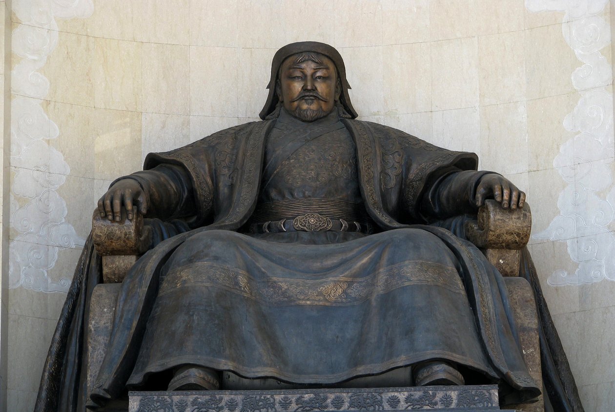 Siedzący pomnik Czyngis-chana w budynku parlamentu w Ułan Bator, 2005 r. autorstwa Unbekannt