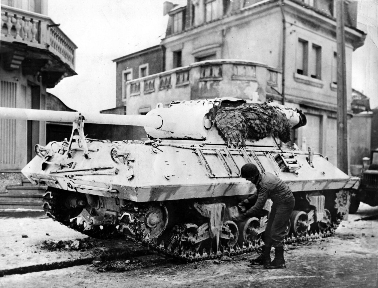 II wojna światowa (1939-1945) – II wojna światowa (II lub II wojna światowa): Luksemburg około 20 grudnia 1944 r.: Na południowej flance niemieckiego natarcia żołnierz amerykański pomalował biały czołg M36, aby dostosować się do warunków meteorologicznych autorstwa Unbekannt