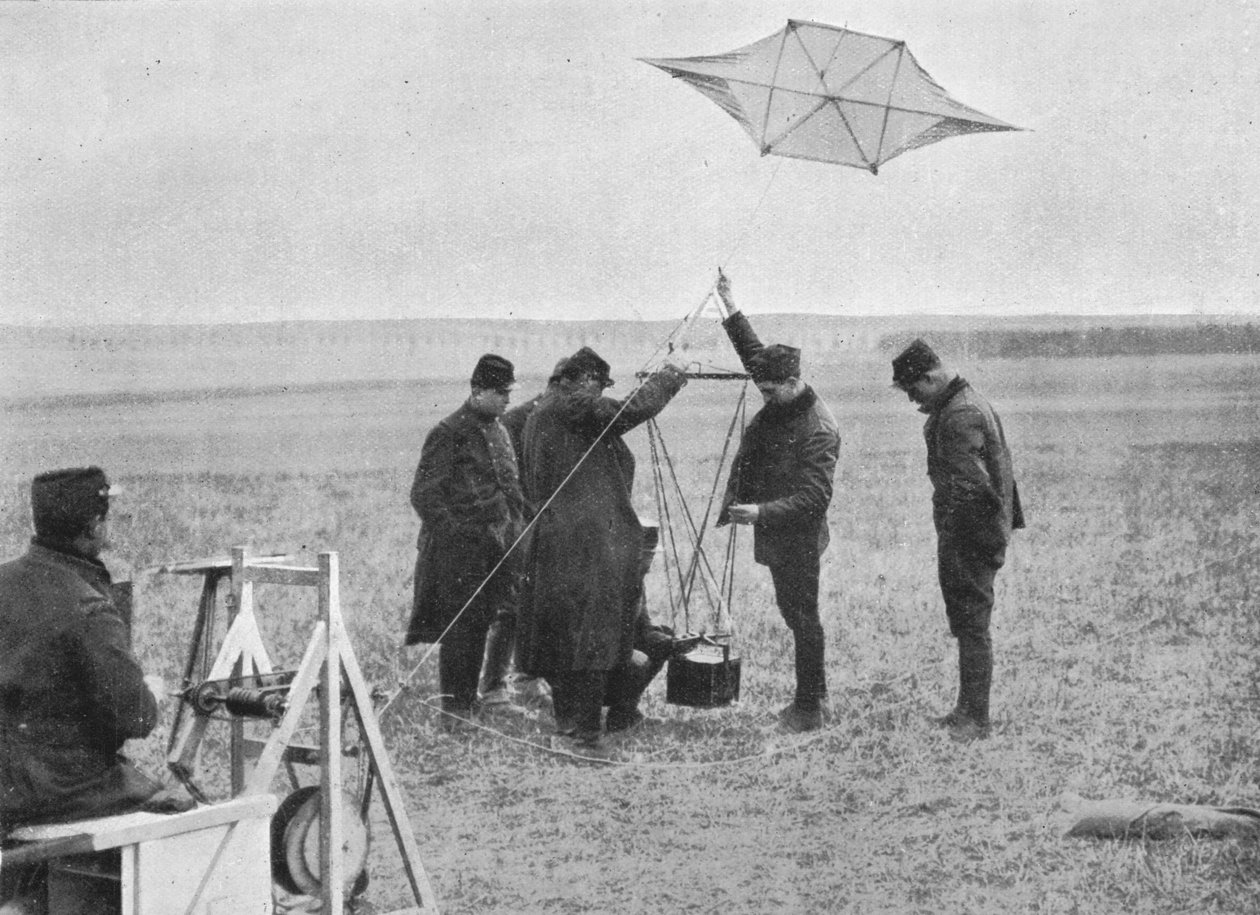 Wysłanie jednego z francuskich latawców wojennych, do którego przymocowana jest kamera, 1914, 1915 autorstwa Unbekannt